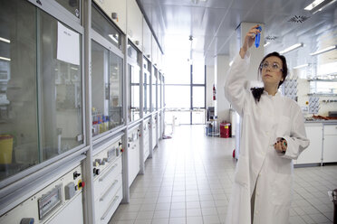 Junge Wissenschaftlerin bei der Arbeit in einem biochemischen Laboratorium - SGF001170
