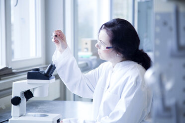 Junge Wissenschaftlerin bei der Arbeit in einem biochemischen Laboratorium - SGF001174