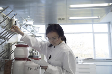 Junge Wissenschaftlerin bei der Arbeit in einem biochemischen Laboratorium - SGF001150
