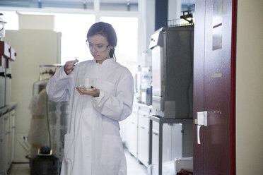 Young female scientist working in a biochemistry labroratory - SGF001151