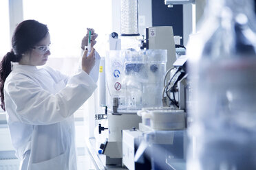 Young female scientist working in a biochemistry labroratory - SGF001155