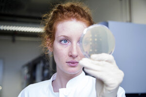 Junge Naturwissenschaftlerin bei der Arbeit im biochemischen Labor - SGF001124