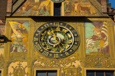 Deutschland, Ulm, Wandmalereien und astronomische Uhr im Rathaus aus dem 16 - WGF000535