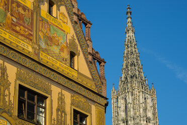 Deutschland, Ulm, Wandmalereien im Rathaus aus dem 16. Jahrhundert, im Hintergrund das Ulmer Münster - WGF000536