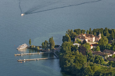 Deutschland, Baden-Württemberg, Insel Mainau, Luftbild von Schloss und Hafen - SHF001795