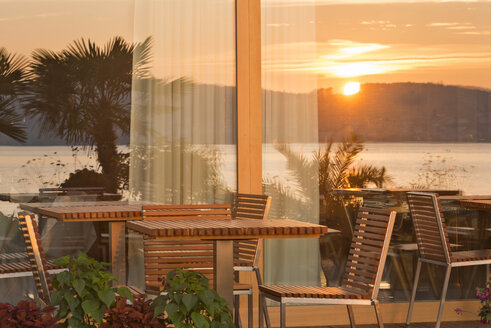 Germany, Baden-Wuerttemberg, Lake Constance, sun reflecting in restaurant window - SHF001796