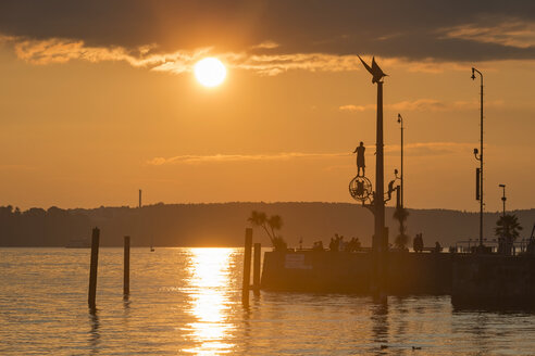 Deutschland, Baden-Württemberg, Bodensee, Meersburg, Hafeneinfahrt mit Skulptur magische Säule bei Sonnenuntergang - SHF001767