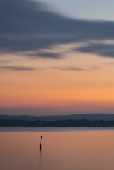 Deutschland, Baden-Württemberg, Bodensee, Meersburg, Kunstinstallation Seezeichen bei Sonnenuntergang - SHF001769