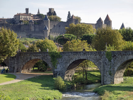 Frankreich, Aude, Carcassonne, Steinbrücke und Cite de Carcassonne - HLF000788
