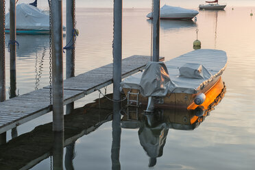 Switzerland, Thurgau, Steckborn, boat at jetty in the morning - SHF001809