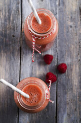 Zwei Gläser mit Himbeer-Smoothie auf grauem Holz - ODF000885