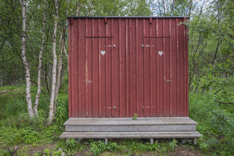 Schweden, Lappland, Landkreis Norrbotten, Nationalpark Abisko, Toilette am Wanderweg Kungsleden, lizenzfreies Stockfoto