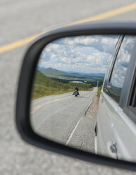 Finnland, Lappland, Enontekioe, Straße nach Kilpisjaervi mit Motorrad - JBF000155