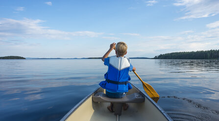 Finnland, Karelien, Kanu fahrender Junge auf dem Pielinen-See - JBF000160