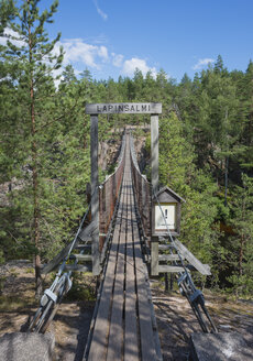 Finnland, Südsavoyen, Kymenlaakso, Repovesi-Nationalpark, Lapinsalmi-Hängebrücke - JBF000163