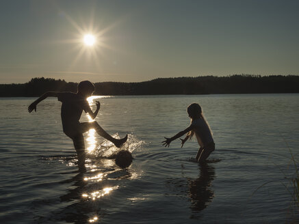 Finnland, Südsavonien, Savonlinna, Saimaa-See, Kinder planschen im Wasser - JBF000169