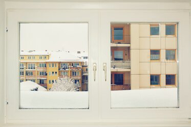 Häuser im Winter hinter dem Fenster - BRF000818