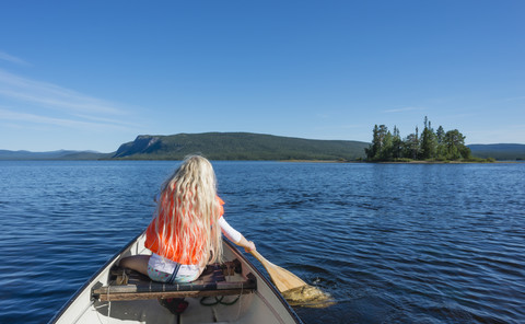 Schweden, Lappland, Landkreis Norrbotten, Kvikkjokk, Kanufahrerin auf dem See Saggat, lizenzfreies Stockfoto