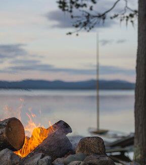 Schweden, Lappland, Landkreis Norrbotten, Kvikkjokk, Lagerfeuer am See Saggat - JBF000192