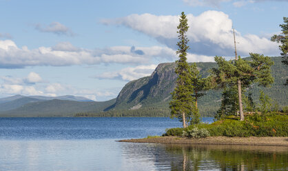 Schweden, Lappland, Bezirk Norrbotten, Kvikkjokk, See Saggat mit kleiner Insel - JBF000194