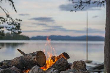 Schweden, Lappland, Landkreis Norrbotten, Kvikkjokk, Lagerfeuer am See Saggat - JBF000196