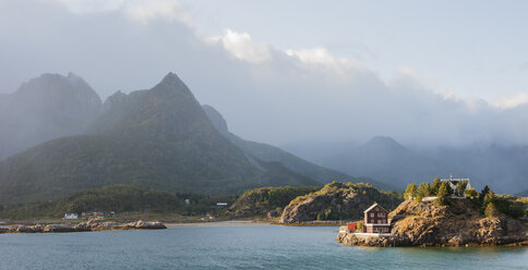 Norwegen, Nordland, Lofoten, Kabelvag, Schärengarten mit den wolkenbedeckten Gipfeln des Austvagoya im Hintergrund - JBF000204