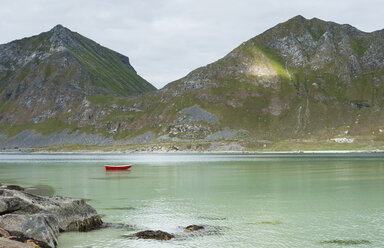 Norwegen, Nordland, Lofoten, Vestvagoy, Haukland, Bucht von Vikbukta, einsames Ruderboot - JBF000206