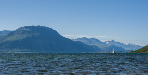 Norwegen, Troms, Lyngenfjord, im Hintergrund die Lyngenalpen - JBF000211