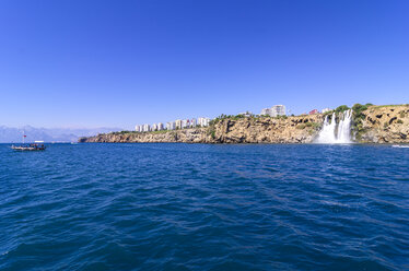 Türkei, Antalya, Türkische Riviera, Wasserfall an der Küste - THAF000990