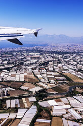 Türkei, Antalya, Blick auf die Küstenstadt vom Flugzeug aus - THAF001001