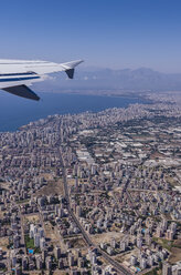 Türkei, Antalya, Blick auf die Küstenstadt vom Flugzeug aus - THAF001002