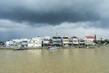 Vietnam, Vinh Long, Ta On, Blick auf die Behausung am Ufer des Mekong bei stürmischer Atmosphäre - WEF000272