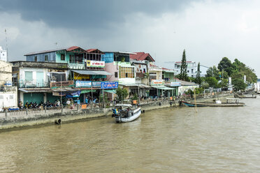 Vietnam, Vinh Long, Ta On, Blick auf die Behausung am Ufer des Mekong bei stürmischer Atmosphäre - WEF000271