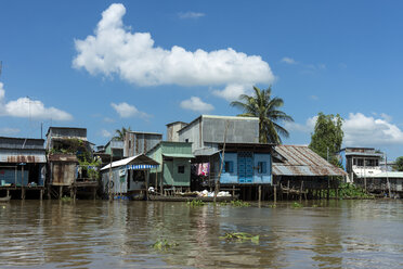 Vietnam, An Giang, Long Xuyen, view to pile dwellings at riverside of Mekong - WEF000269