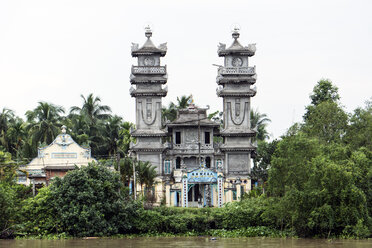 Vietnam, Nam Bo, Can Tho, Blick auf die Kirche der Konfession Cao Dai am Ufer eines Kanals - WEF000263