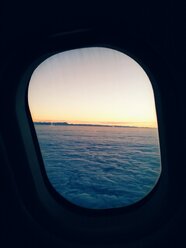 Blick durch das Flugzeugfenster auf die Alpen - BRF000831