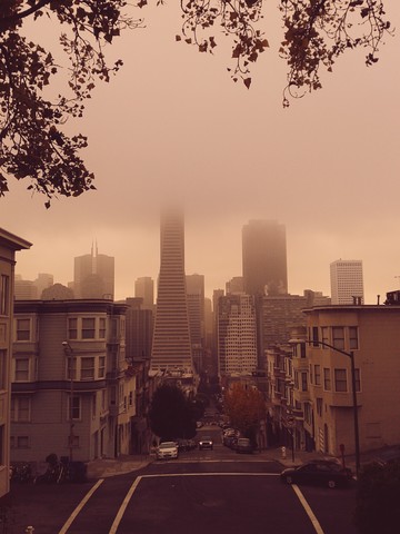 San Francisco, Transamerica Pyramid im Nebel, lizenzfreies Stockfoto