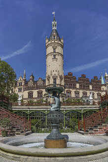 Deutschland, Mecklenburg-Vorpommern, Schwerin, Springbrunnen im Burggarten - PVCF000216