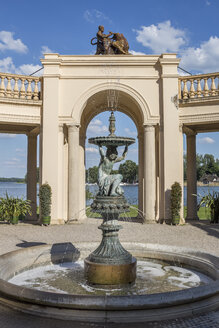 Deutschland, Mecklenburg-Vorpommern, Schwerin, Springbrunnen im Burggarten - PVCF000218