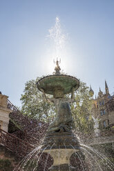 Deutschland, Mecklenburg-Vorpommern, Schwerin, Springbrunnen im Burggarten - PVCF000219