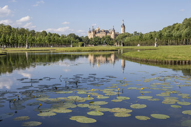 Deutschland, Mecklenburg-Vorpommern, Schwerin, Schloss mit Garten - PVCF000223