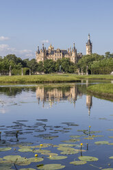 Deutschland, Mecklenburg-Vorpommern, Schwerin, Schloss mit Garten - PVCF000224