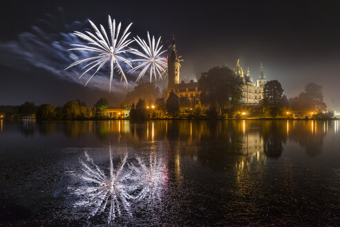 Germany, Mecklenburg-Vorpommern, Schwerin, fireworks at the castle - PVCF000233