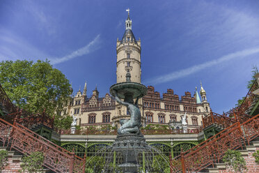 Deutschland, Mecklenburg-Vorpommern, Schwerin, Springbrunnen im Burggarten - PVCF000240