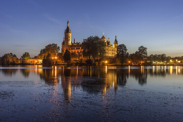 Deutschland, Mecklenburg-Vorpommern, Schwerin, Schloss am Abend - PVCF000243