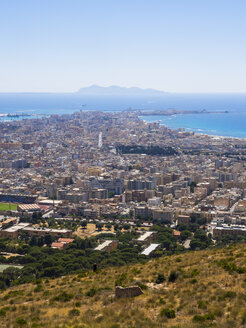 Italien, Sizilien, Provinz Trapani, Blick vom Monte Cofano auf Trapani - AMF003327