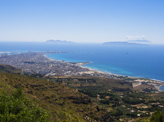 Italien, Sizilien, Provinz Trapani, Blick vom Monte Cofano auf Trapani - AMF003328