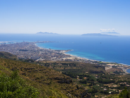 Italien, Sizilien, Provinz Trapani, Blick vom Monte Cofano auf Trapani - AMF003328
