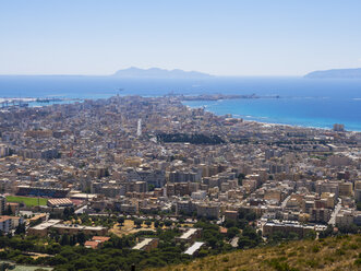 Italien, Sizilien, Provinz Trapani, Blick vom Monte Cofano auf Trapani - AMF003329