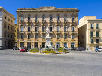 Italien, Sizilien, Trapani, Piazza Garibaldi, Viale Regina Elena, Statue von Giuseppe Garibaldi, ehemaliges Grand Hotel im Hintergrund - AMF003331